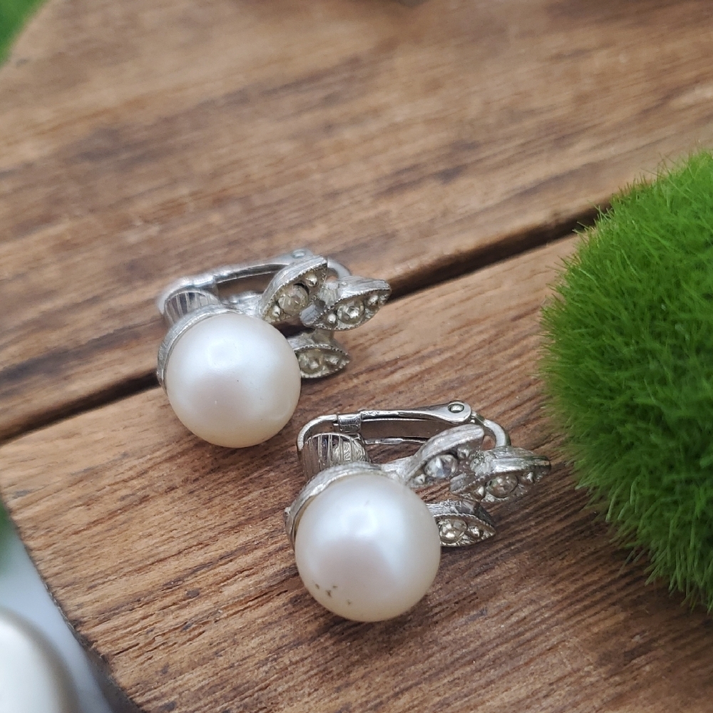 Elegant Silver Tone Faux Costume Pearl Clip-On Earrings E857